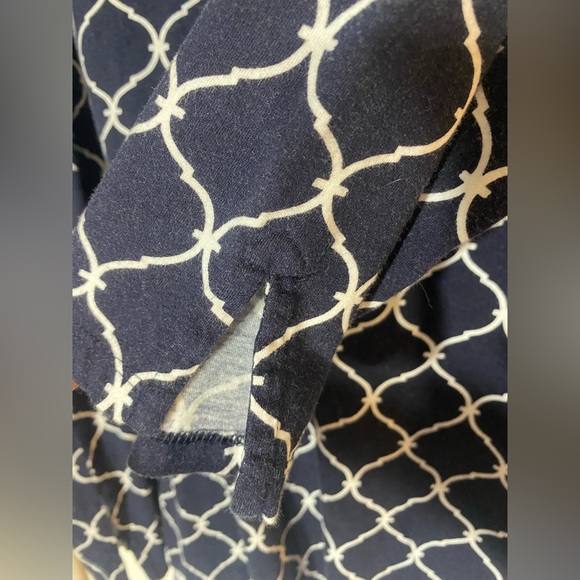 Talbots Navy and White Geometric Print Top, Size X, V-neck, Slit Hem and Sleeves - Picture 7 of 9